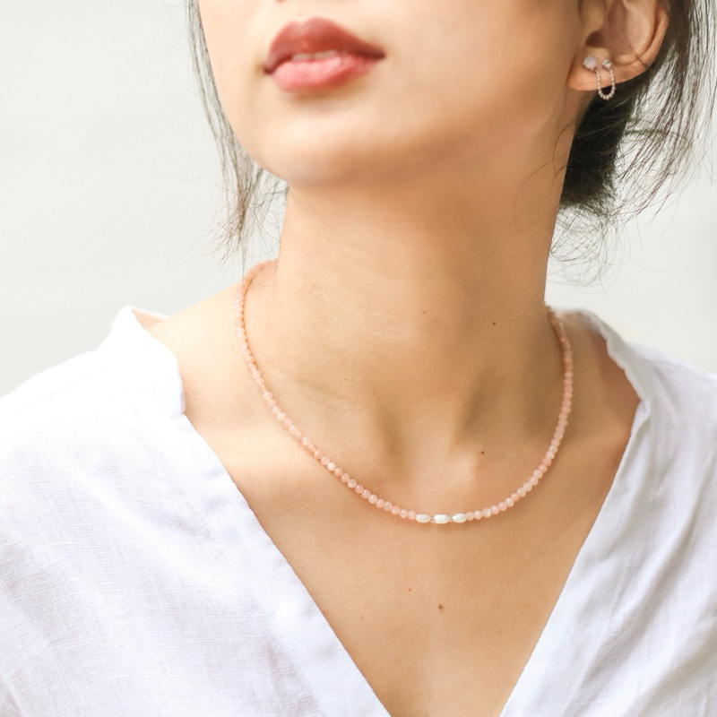 JEWILA Shiny Wave สร้อยคอหินนำโชค Sunstone ไข่มุกน้ำจืด หินมงคลเสริมความมั่นใจ การงาน ความสำเร็จ