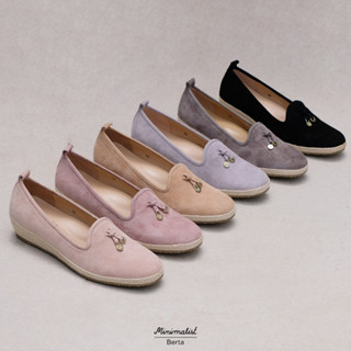 𝐌𝐈𝐍𝐈𝐌𝐀𝐋𝐈𝐒𝐓 รองเท้าหนังกลับแกะ รุ่น Berta ทรงโลฟเฟอร์ สูง 1.5…