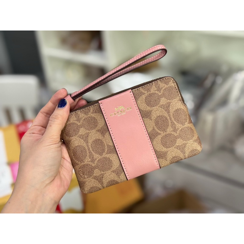 Coach CW854 กระเป๋าคล้องมือ ไซส์ Sซิปเดียว สีpink petal สีพิเศษผลิตจำนวนจำกัดค่ะ