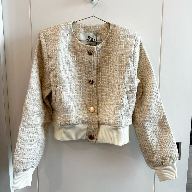 NEW IN PACK - BNK MILAN TWEED JACKET สี SECRET LATTE เสื้อคลุมผ้าทวีต แต่งดีเทลกระเป๋า มาพร้อมอะไหล่