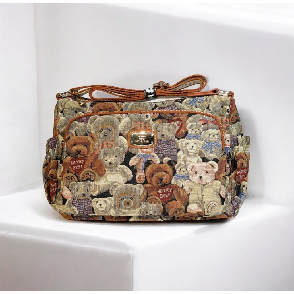 Henneybear-H1165 รุ่น AMONA ลาย Teddy bear กระเป๋าสะพายข้าง กระเป๋าถือ มาพร้อมสายสปอร์ตสุดพรีเมี่ยม COD