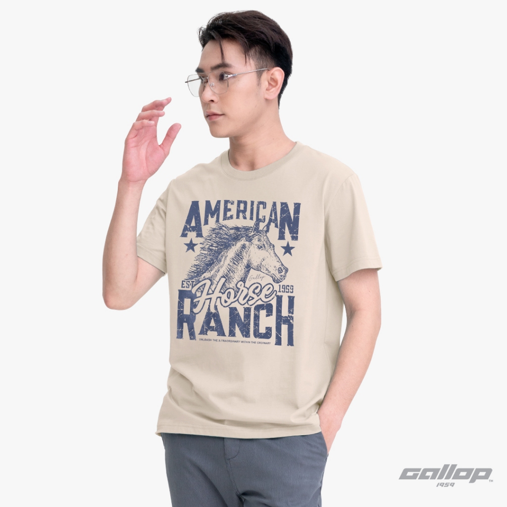GALLOP : Graphic Tee เสื้อยืดพิมพ์ลาย ผ้าคอตตอนผู้ชาย รุ่น GT9180 สี Light khaki - กากี / ราคาปกติ 890.-