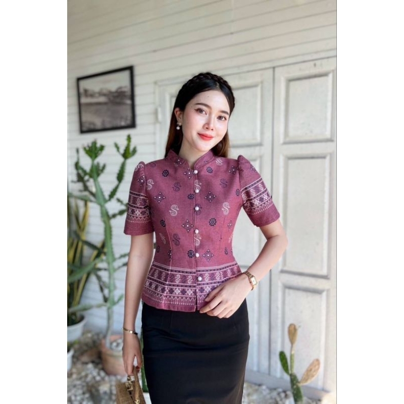 เสื้อผ้าไทยผู้หญิงคอจีนกระดุมมุกเนื้อผ้าผ้าฝ้ายเนื้อนิ่มพิมพ์ลายดอกรักราชกัญญาดีเทลคอจีนทรงจิตรดาหุ่นไหนก็ใส่สวยเข้ารูป