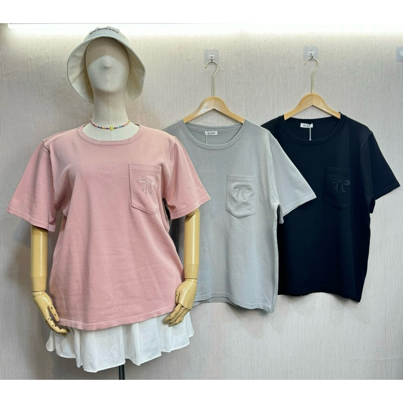 เสื้อไหมพรมคอกลมสีพื้นแต่งกระเป๋าจริงปักโบว์S327