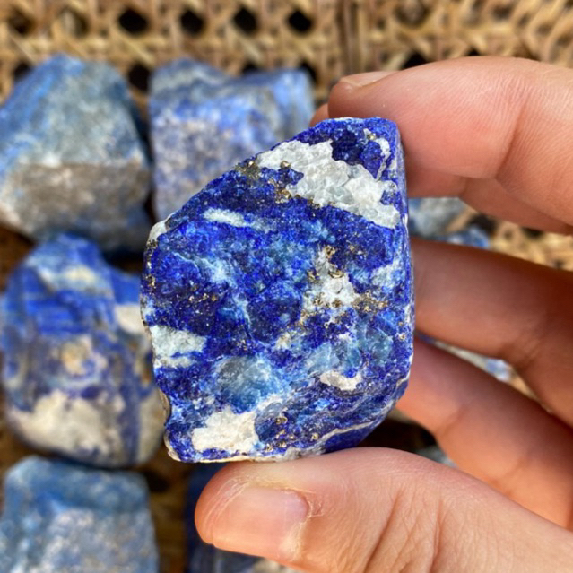 Lapis lazuli  ลาพิส ลาซูลี่ดิบ สวย น่ารักมาก เป็นหินแห่งสติปัญญา อุดรูรั่วทางการเงิน ช่วยพัฒนาการพูดติดต่อสื่อสาร