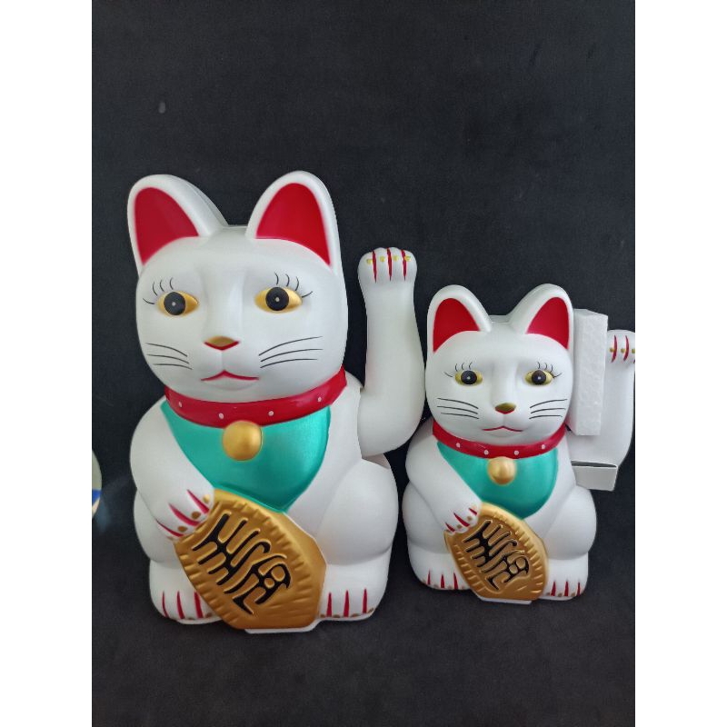 แมวกวักนำโชคพลาสติกสีขาวใส่ถ่านสูง6นิ้ว