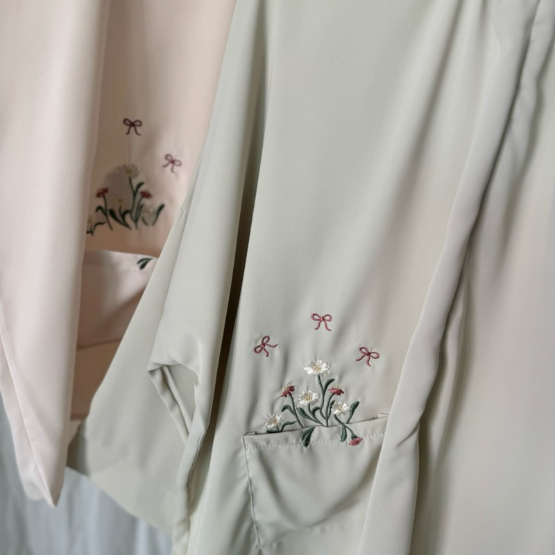 NEW : ANNA BLOUSE มีซิปหน้าปักดอกปักที่กระเป๋า คอกลม แขนยาวปลายปล่อย