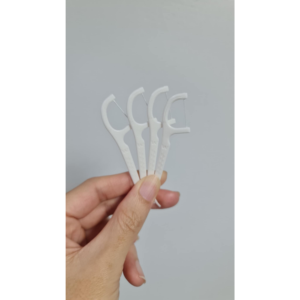 [สินค้าแถมฟรี] ไหมขัดฟัน 4 ด้าม Watsons dental floss 4 pieces
