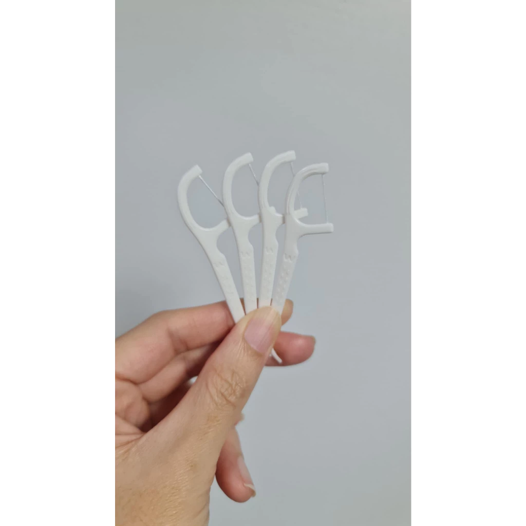 [สินค้าแถมฟรี] ไหมขัดฟัน 4 ด้าม Watsons dental floss 4 pieces