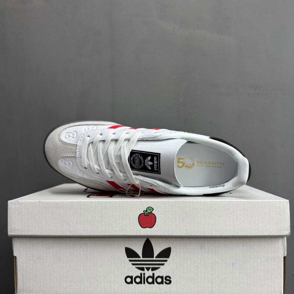 (ของแท้ 100%)  x Adidas Gazelle Indoor Trainers"Hello Kitty And Friends" รองเท้าผ้าใบลำลองและสบายสำหรับผู้ชายและผู้หญิง