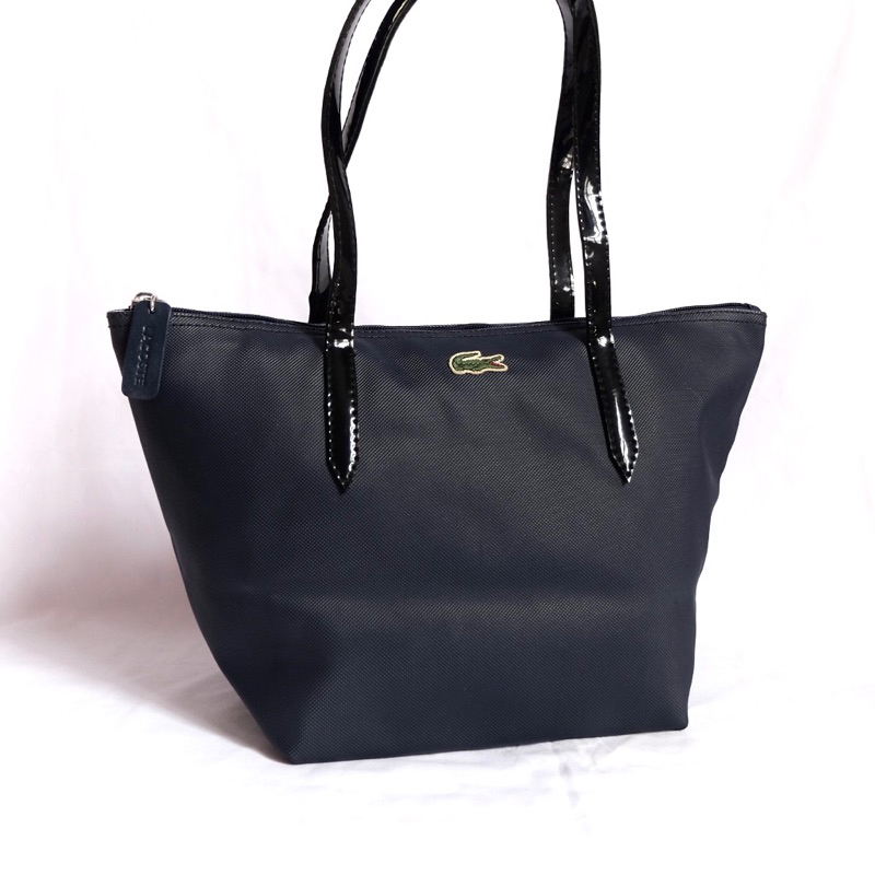 [กระเป๋ามือสอง] 🐊 LACOSTE 🐊 ของแท้! PU 14.5นิ้ว สีกรมท่า กระเป๋าสภาพดี กระเป๋าสะพายข้าง