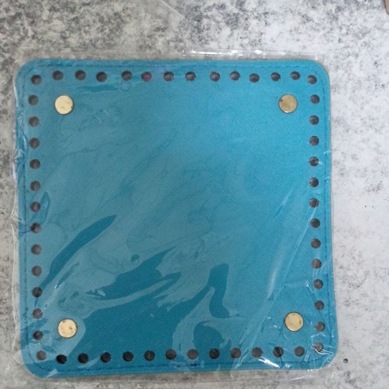 แผ่นหนังก้นกระเป๋าขนาด 18x18 ซม เจาะรูพร้อมสำหรับงานถักกระเป๋าโครเชต์  #DIY กระเป๋า ประหยัดเวลาไม่ต้องถักก้นเอง