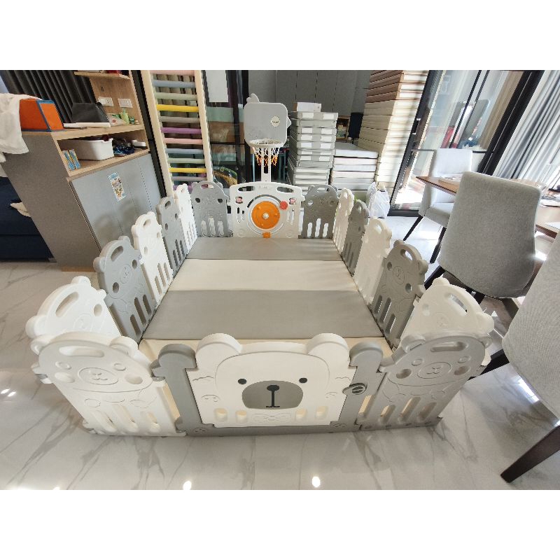 คอกกั้นเด็ก bebeplay ขนาด 5.5 ฟุต กับเบาะ bebeplay พร้อมแป้นบาส สินค้ามือ2