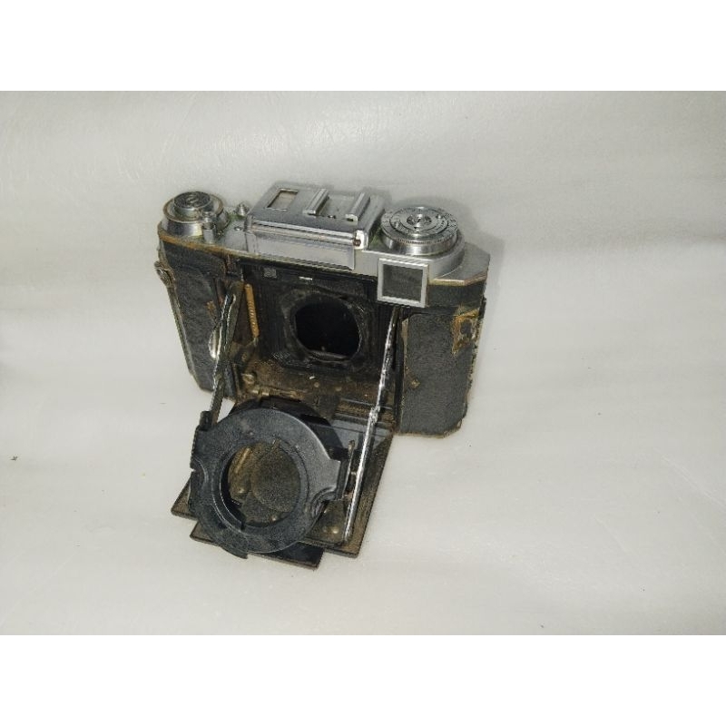 กล้องกระโปรงโบราณ zeiss ikon กล้องประเทศเยรมันนี สภาพร่อน  ไม่ทราบวิธีใช้ เลนส์ไม่มี  เอาไปสะสม โชว์