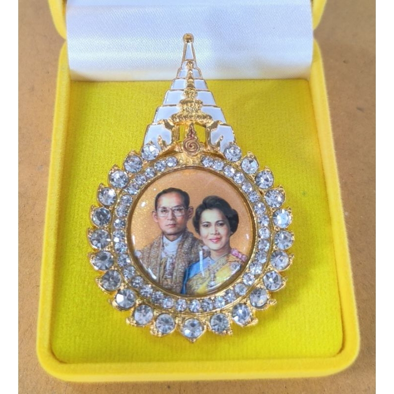 เข็มกลัดล้อมเพชร พระบรมฉายาลักษณ์ ในหลวง ร.9 และ พระพันปีหลวง #พร้อมกล่อง#