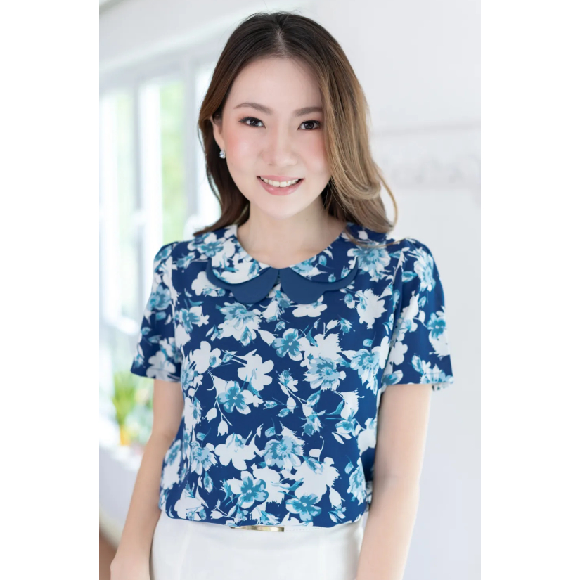 Narinari : NT2470 Overlap Scalloped Collar Flower Blouse