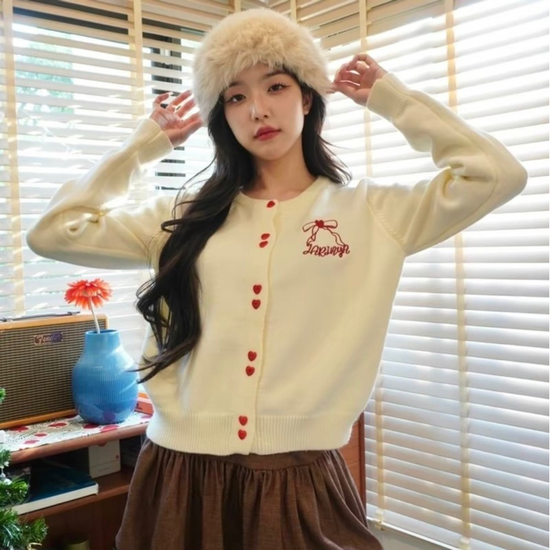 JARINYA เสื้อไหมพรมคาดิแกน กระดุมหัวใจแดง ปักโบว์ขบ