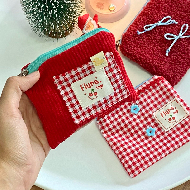 festive collection🎄❣️กระเป๋าสตางค์ใส่บัตร ใส่เหรียญได้ ธีมสีแดงสำหรับเทศกาลคริสมาสต์ flure.bags