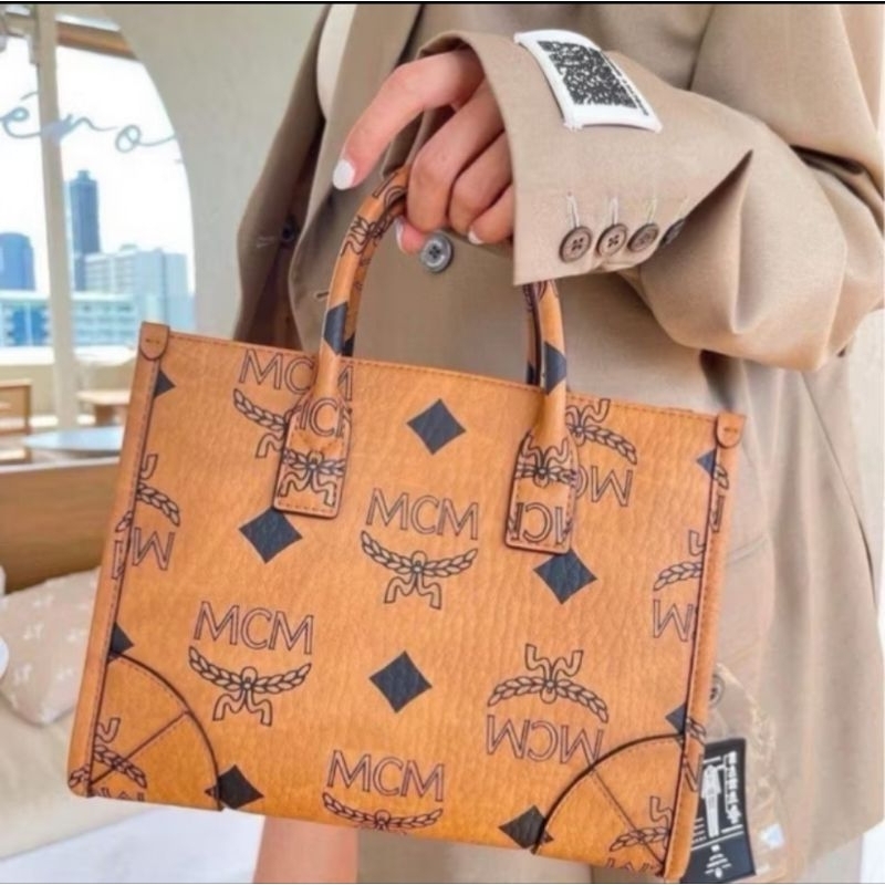 **พร้อมส่ง ของแท้** MCM Munchen  small Tote in Visetos