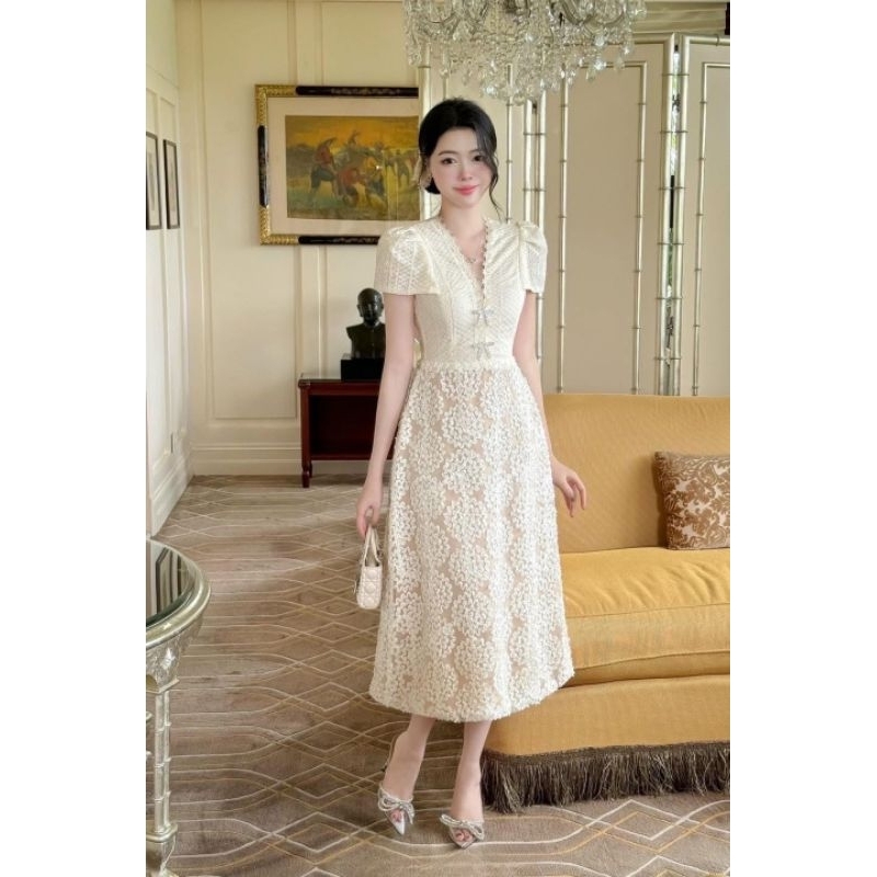 Ticha S-4XL เดรสลูกไม้สีครีมแขนปกไหล่ + เข็มกลัดโบว์เพชร