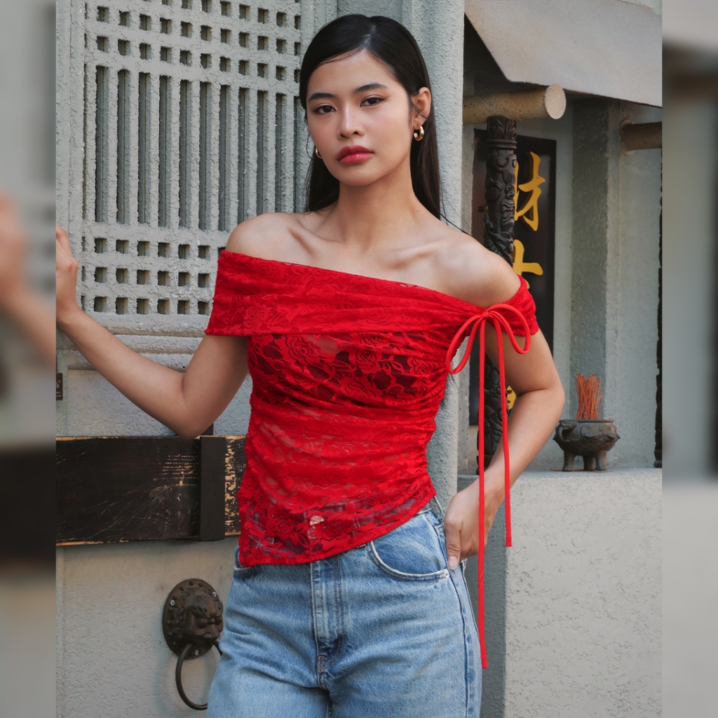 LUCA STUDIO_Min top - เสื้อเปิดไหล่ผ้าลูกไม้ รูดเอวด้านข้างเนื้อผ้าโปร่งบางไม่มีซับใน