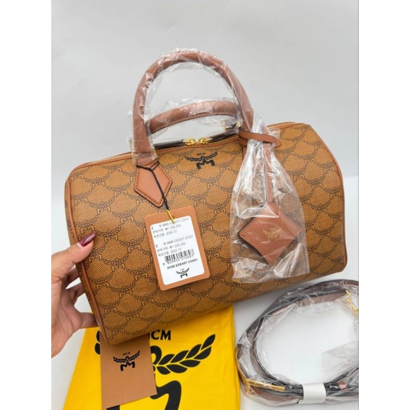 🔥🔥กระเป๋าสะพายรุ่นใหม่ล่าสุด ทรงหมอน🔥New #MCM Bag 🛍️รอเช็คสต๊อกค่ะ
