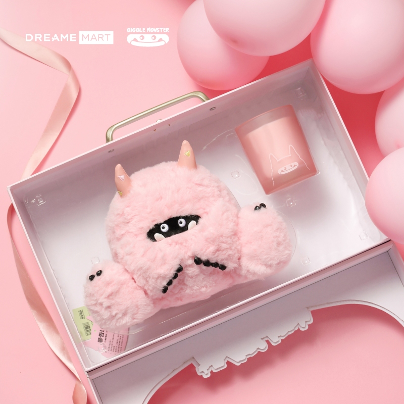 Dreame Giggle Monster Peach Delight เซ็ตของขวัญ ตุ๊กตาสุดน่ารัก พร้อมเทียนหอมในกล่อง