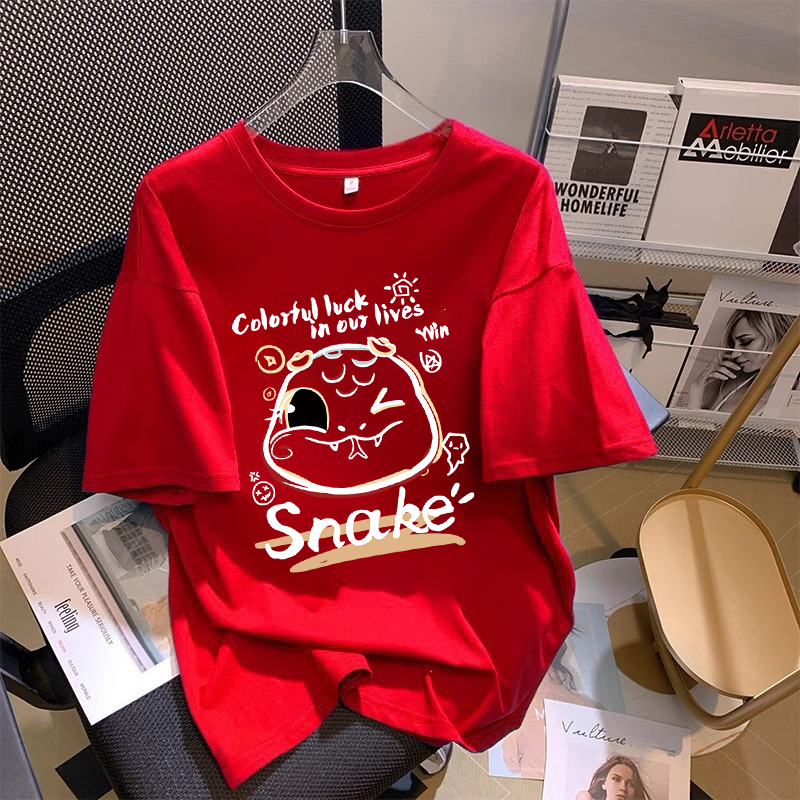 ปีใหม่เสื้อ happy new year 2025 เสื้อ ดปีใหม่แขนสั้นสีแดงแฟชั่นจีนงูปี พิมพ์เสื้อยืดครอบ ใส่ได้ทั้งชายและหญิง