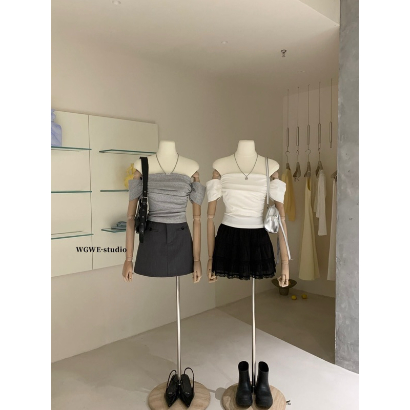 เสื้อปาดไหล่ เกาะอก แต่งช่วงแขน งานจริงทรงสวยมากนะคะ ผ้านิ่มใส่สบายเลยค่ะ สาวๆใส่แล้วเซ็กซี่มากๆค่า สีแมทซ์ง่าย