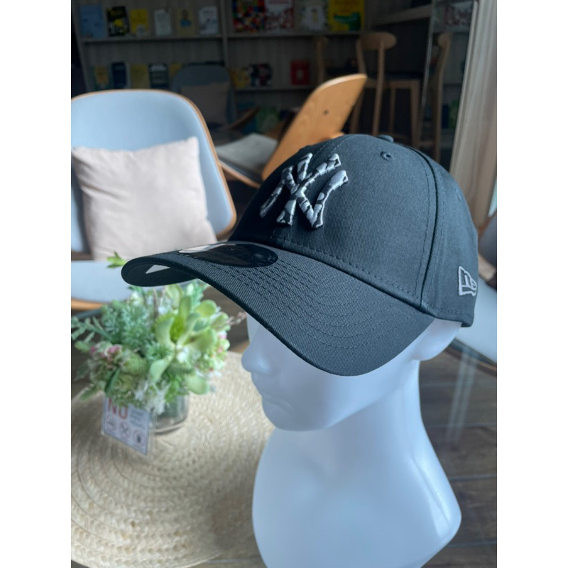 New Era 9forty Infill Black Cap (Como Logo)