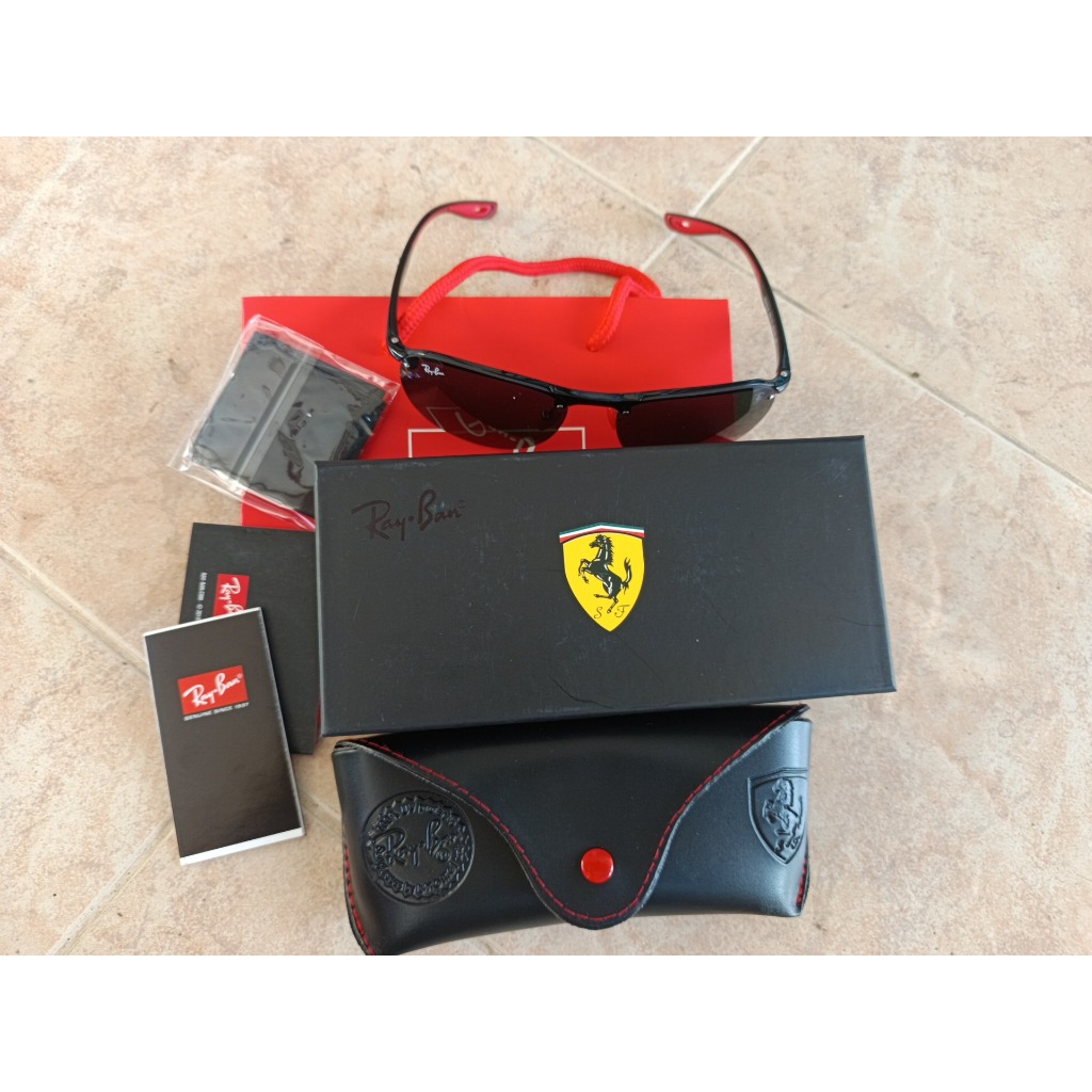 แว่นกันแดด Rayban Scuderia Ferrari สภาพใหม่ไร้ตำหนิ