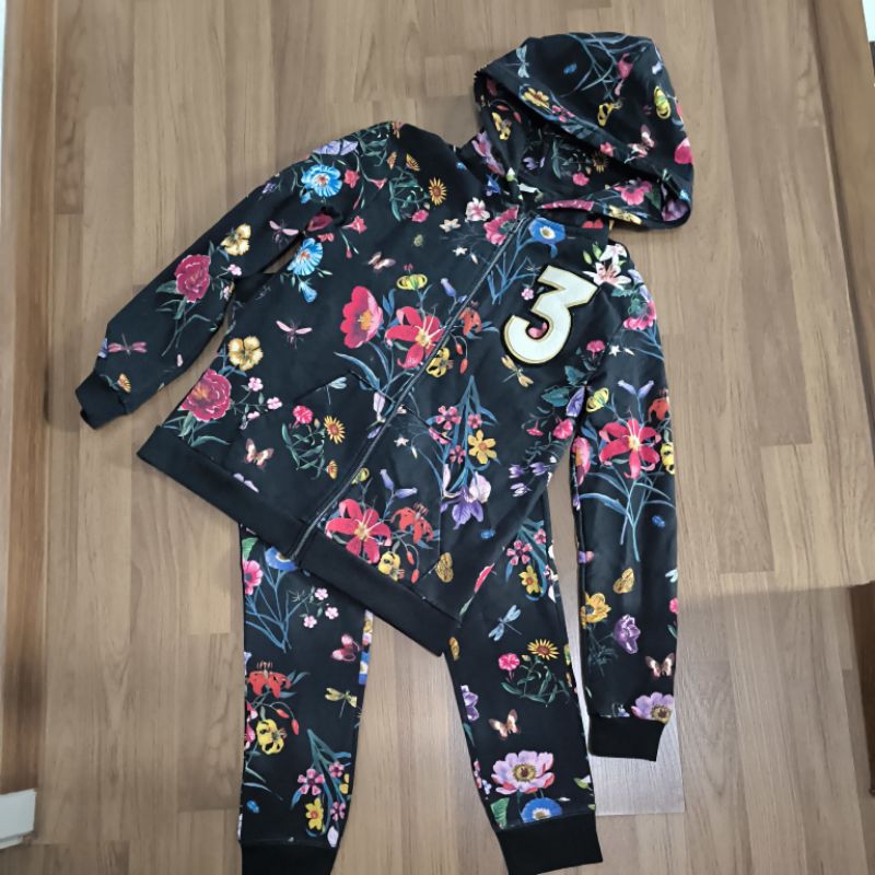 ชุดเซ็ท เสื้อ แขนยาว ฮู้ด กางเกงขายาว ลายดอกไม้ พื้น ดำ สวยมาก เหมาะกับเด็กโตหรือสาว sz. xs s มือสอง