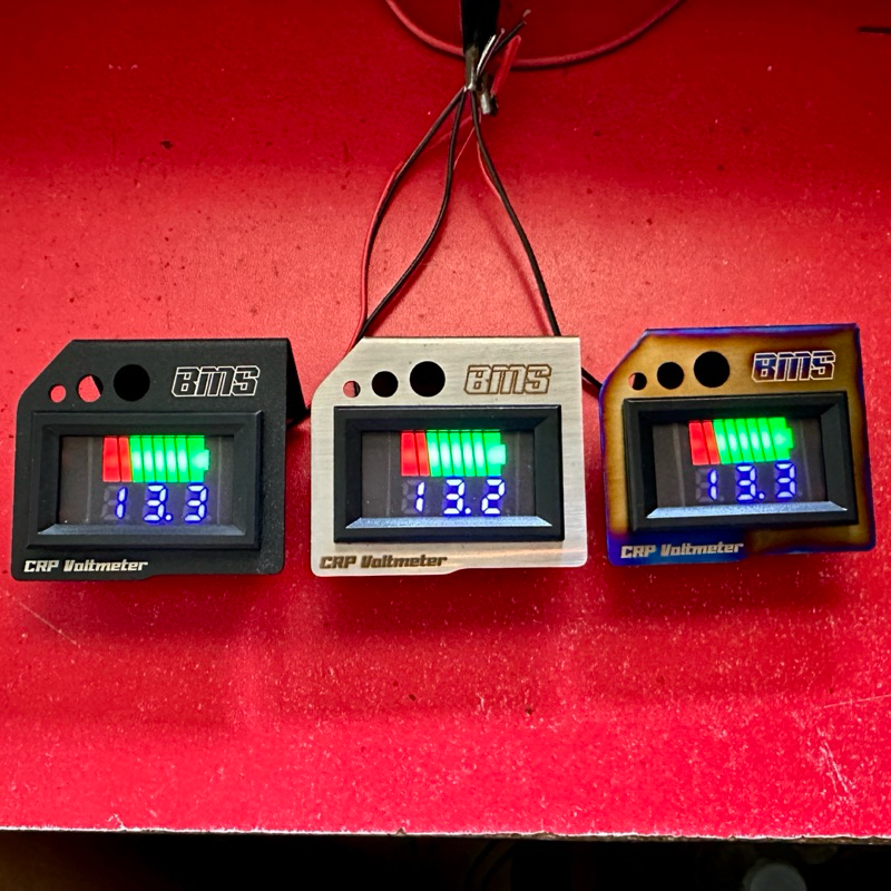 จอวัดแบต 12V. Volt meter สายยาว 1 เมตร หุ้มสายถักให้ 30cm. สำหรับต่อดูค่าแบตเตอรี่ และค่าไดร์ชาร์ท รถยนต์ รถมอเตอรไซค์
