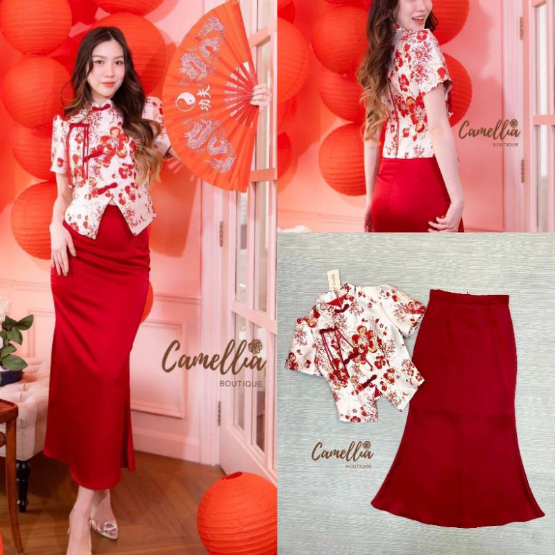 Camellia ชุดSetเสื้อคอจีนผ้าทอลายดอกไม้แต่งกระดุมพู่ๆ ที่ช่วงคอ มาพร้อมกระโปรงผ้าซาตินสีแดง