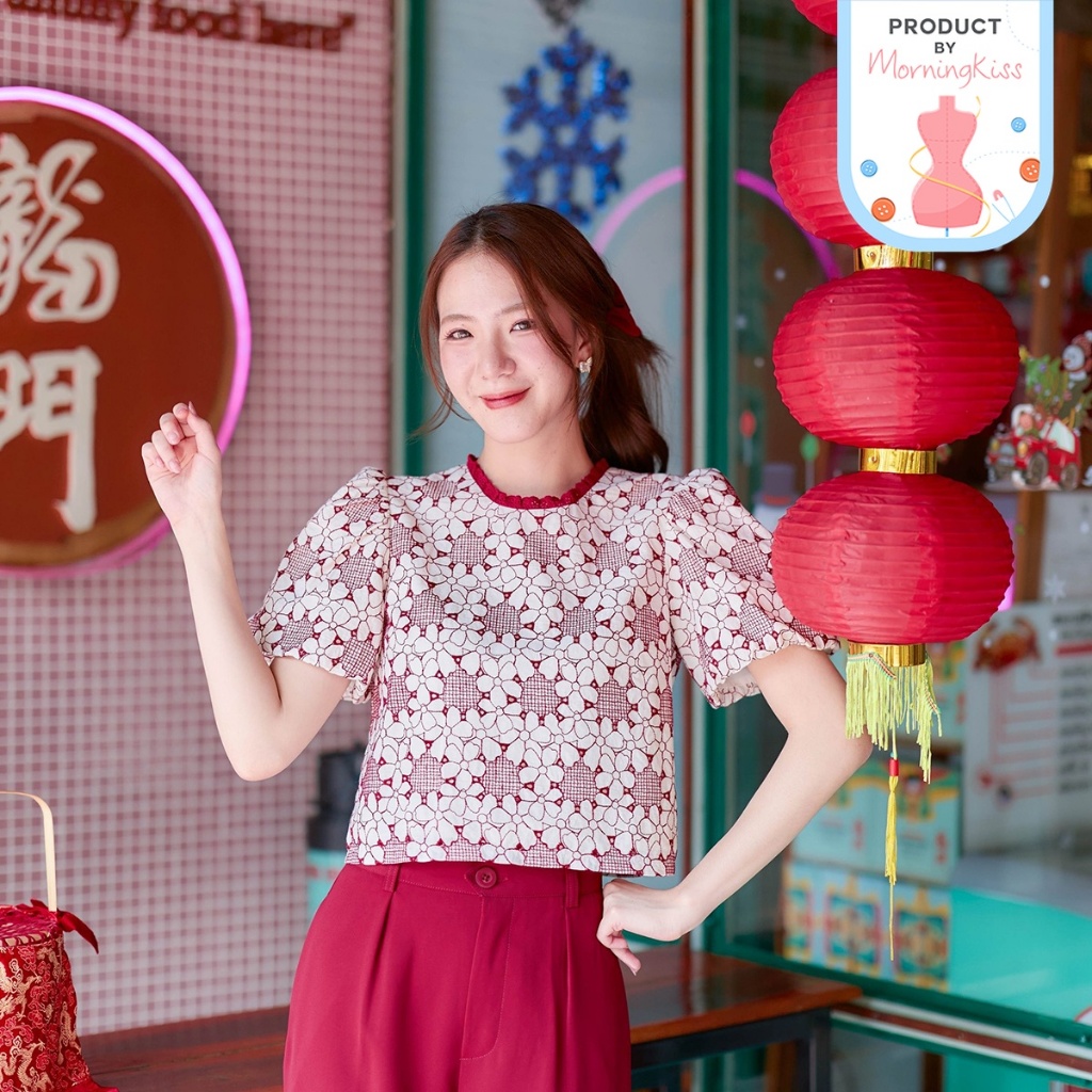 14-336 เสื้อผ้าลุกไม้ลายดอกไม้สีขาวสลับแดงเป็นทรงครอป Pao Pao Ballon Top - 6 ไซส์