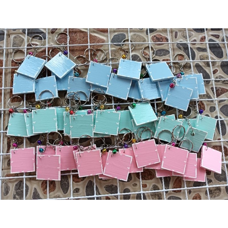 พวงกุญแจป้ายไม้ทาสี ขนาด1.5×1.5นิ้ว 50ชิ้นนำไปDiy โปรดอ่านรายละเอียดด้านล่าง