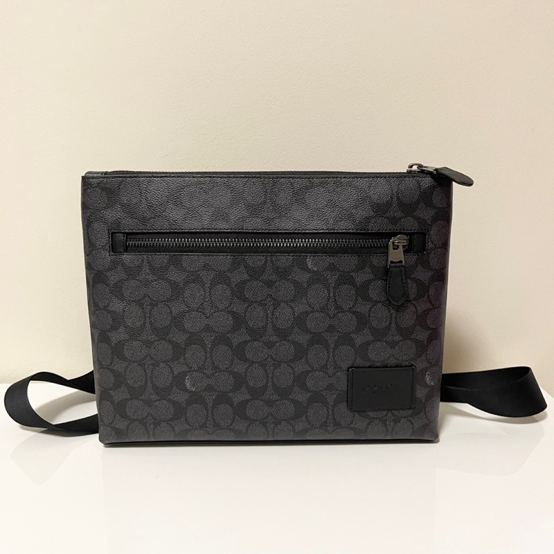 สะพายชาย Carrier Zip Crossbody Bag In Signature Canvas CW448