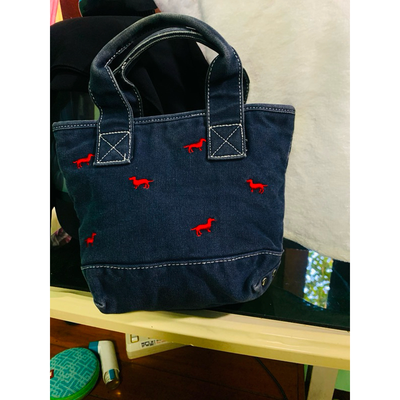 กระเป๋าถือยีนส์ปักสีแดงแถมกระเป๋าเครื่องสำอาง 1 ใบ