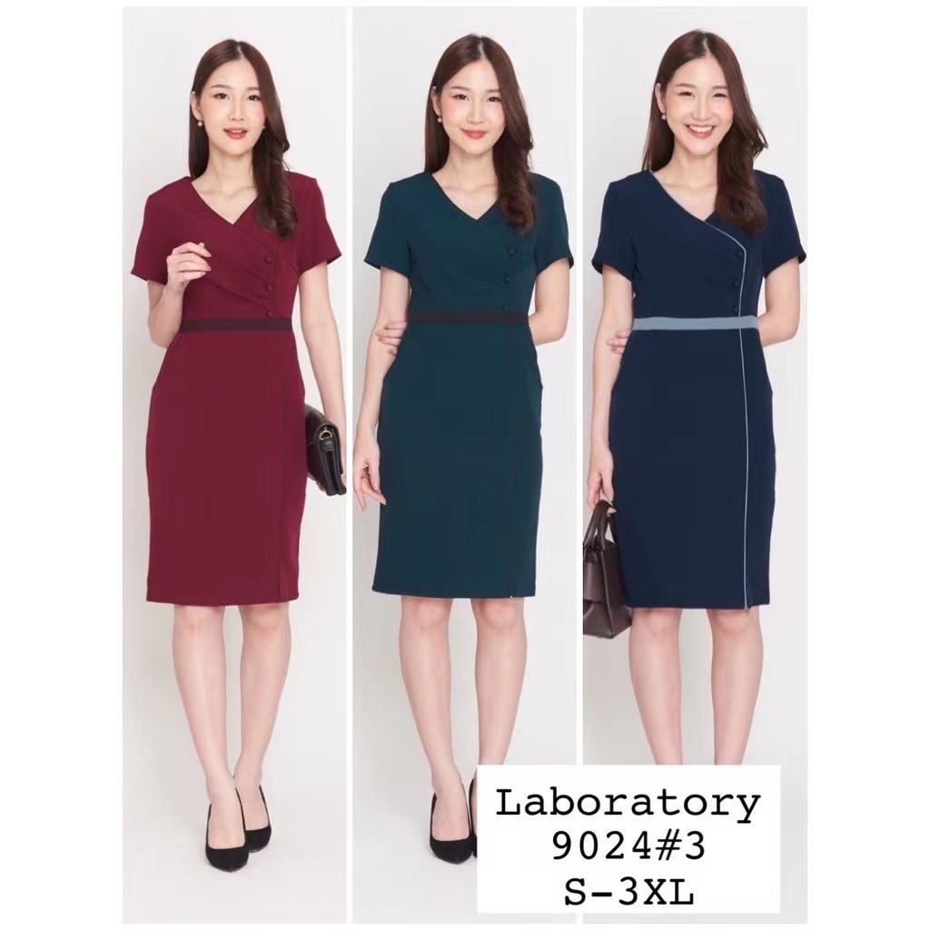 Laboratory 9024เดรสคอวีทรงป้ายหน้าแต่งกระดุมสีพื้น มีไซส์