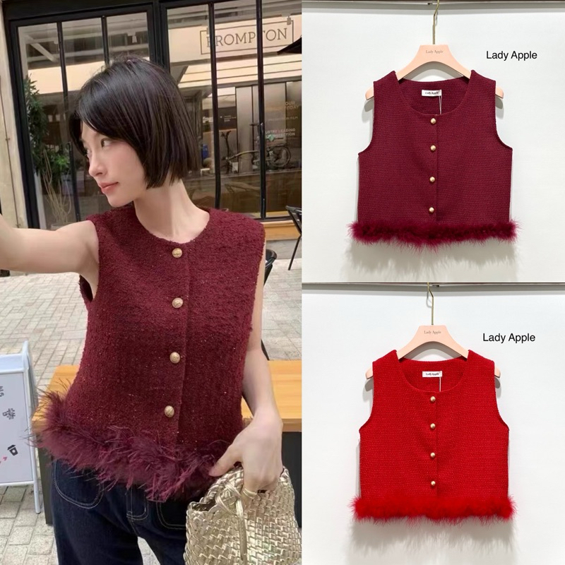 Lady Apple : เสื้อทวิตแขนกุดแต่งชายเสื้อด้วยขนเฟอร์กระดุมทอง