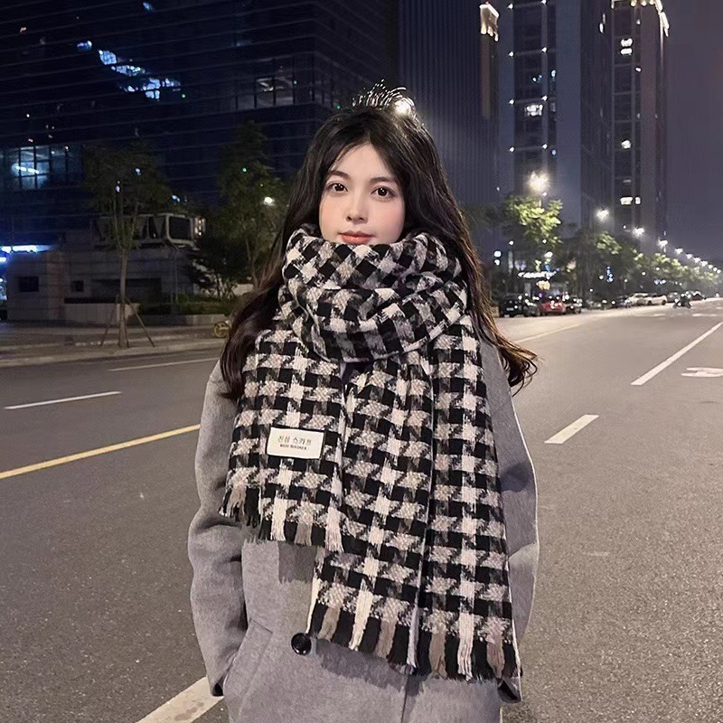 ลายใหม่สุดฮิต พร้อมส่งจากไทยไม่ต้องรอพรีออเดอร์  ใช้ได้ทั้งชายและหญิง ( UNISEX) ผ้าพันคอสไตล์เกาหลี ลายสก็อตดาว มี 4 โทน