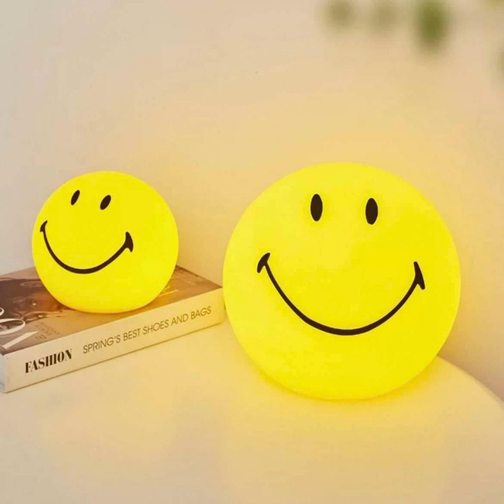 😊[พร้อมส่ง][ส่งด่วน][ขนาดเล็ก,กลาง]โคมไฟหน้ายิ้ม สไมล์ลี่โคมไฟตั้งโต๊ะ LED ขนาดเล็ก กลาง ปรับระดับสามระดับ โคมไฟน่ารัก
