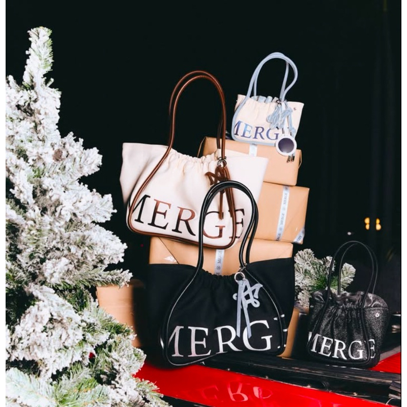 [ใช้โค้ดลด1000.-] พร้อมส่ง กระเป๋า MERGE รุ่น A-DAY BAG ใบใหญ่ลอตใหม่ปรับสายแล้ว
