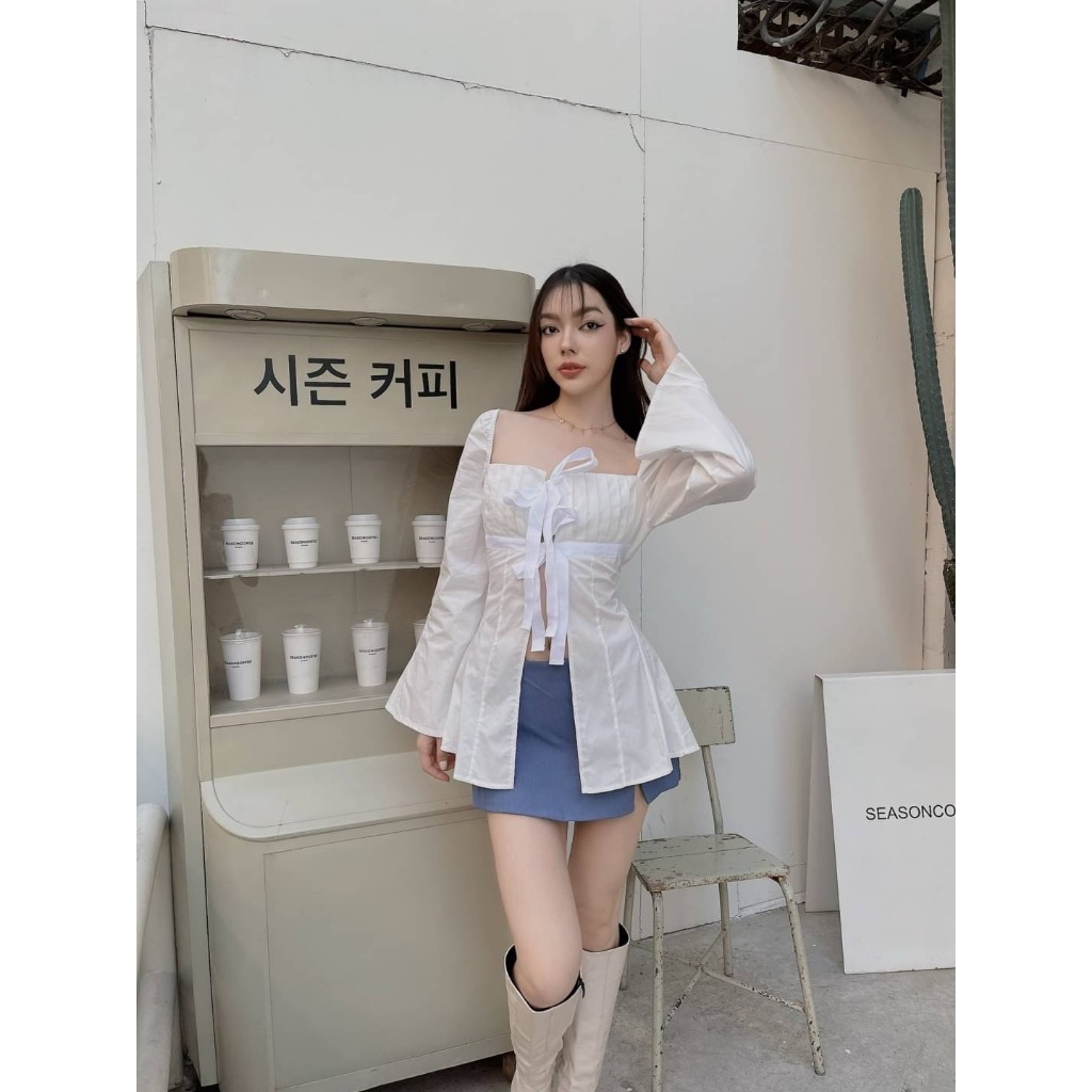 เสื้อแขนยาวจีบตรงหน้าอก ดีเทลผูกโบว์2ชิ้นเว้าด้านหน้าด้านหน้า หลังสมอคมีโบว์ผูกด้านหลังให้เข้าทรงสวยมากขึ้น งานนี้สวยปัง
