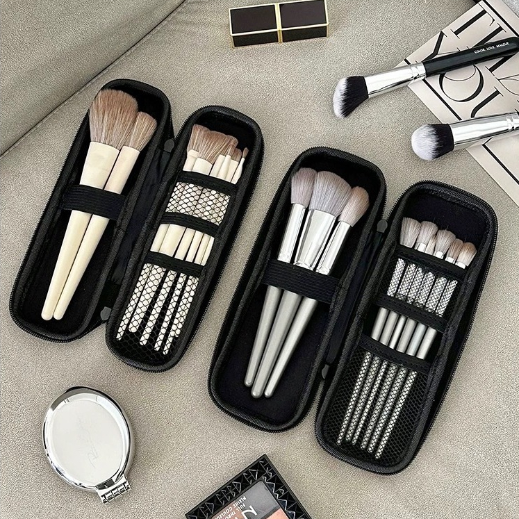 Brush Case กระเป๋าใส่แปรงแต่งหน้า สีดำสไตล์มินิมอล ใส่แปรงได้หลายด้าม ช่วยรักษาคุณภาพขนแปรง ใช้งานง่าย พกพาสะดวก ทนทาน