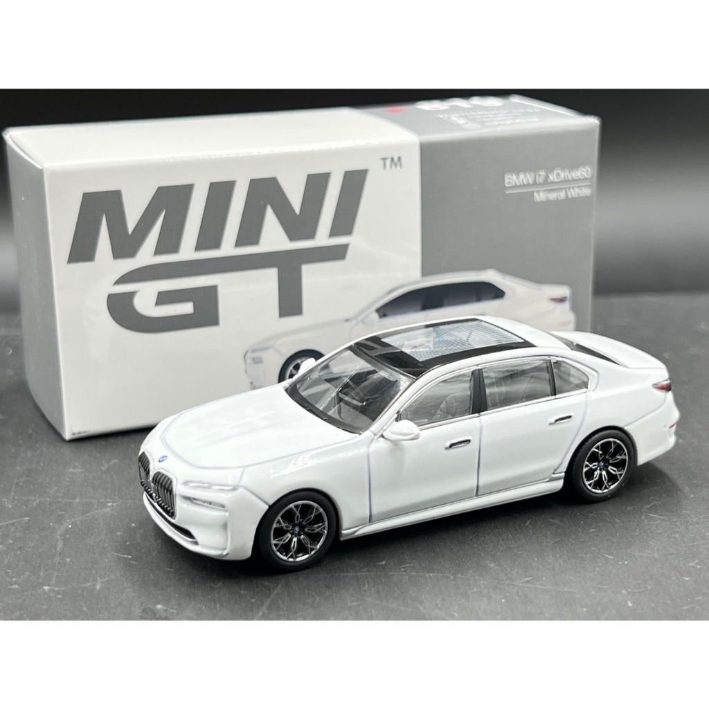 MINIGT BMW i7 xDrive60 Mineral White