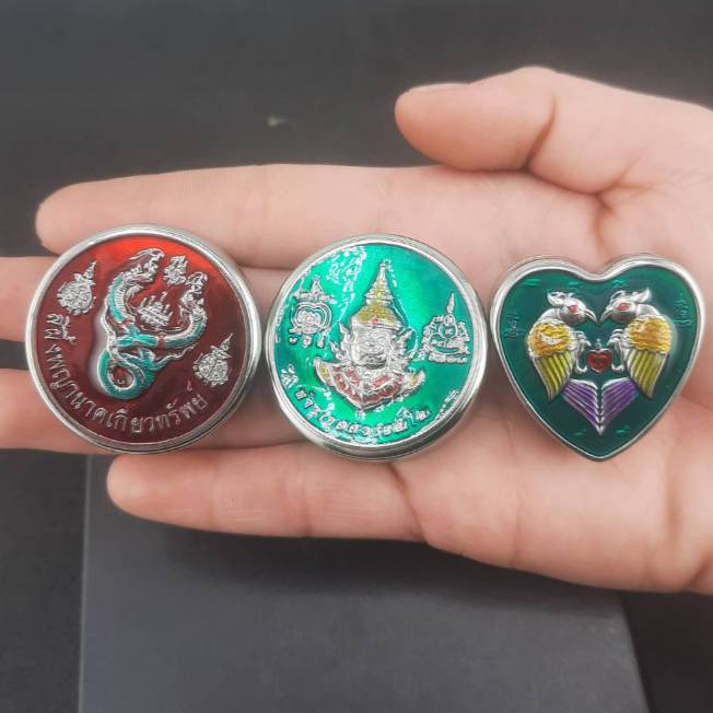 (1 ตลับ) ตลับสีผึ้งสแตนเลสลงยา ท้าวเวสสุวรรณโณ สาริกา พญานาคเกี้ยวทรัพย์