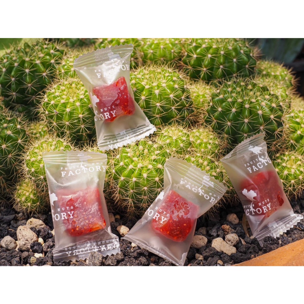 สตรอว์เบอร์รี่ คิวบ์ แบบminimal ชิ้นพอดีคำ สตรอว์เบอร์รี่อบแห้ง เปรี่้ยวหวาน อร่อยยย