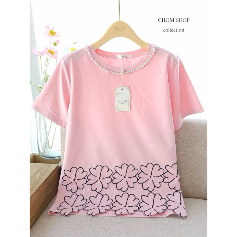 พร้อมส่ง เสื้อยืดป้ายChom เสื้อยืดผู้หญิง อกหน้าผ้า42 ยาว25 ผ้ายืด ผ้าเด้ง คอกลม แขนสั้น แต่งมุกตอกงานปักลายดอกไม้สวย
