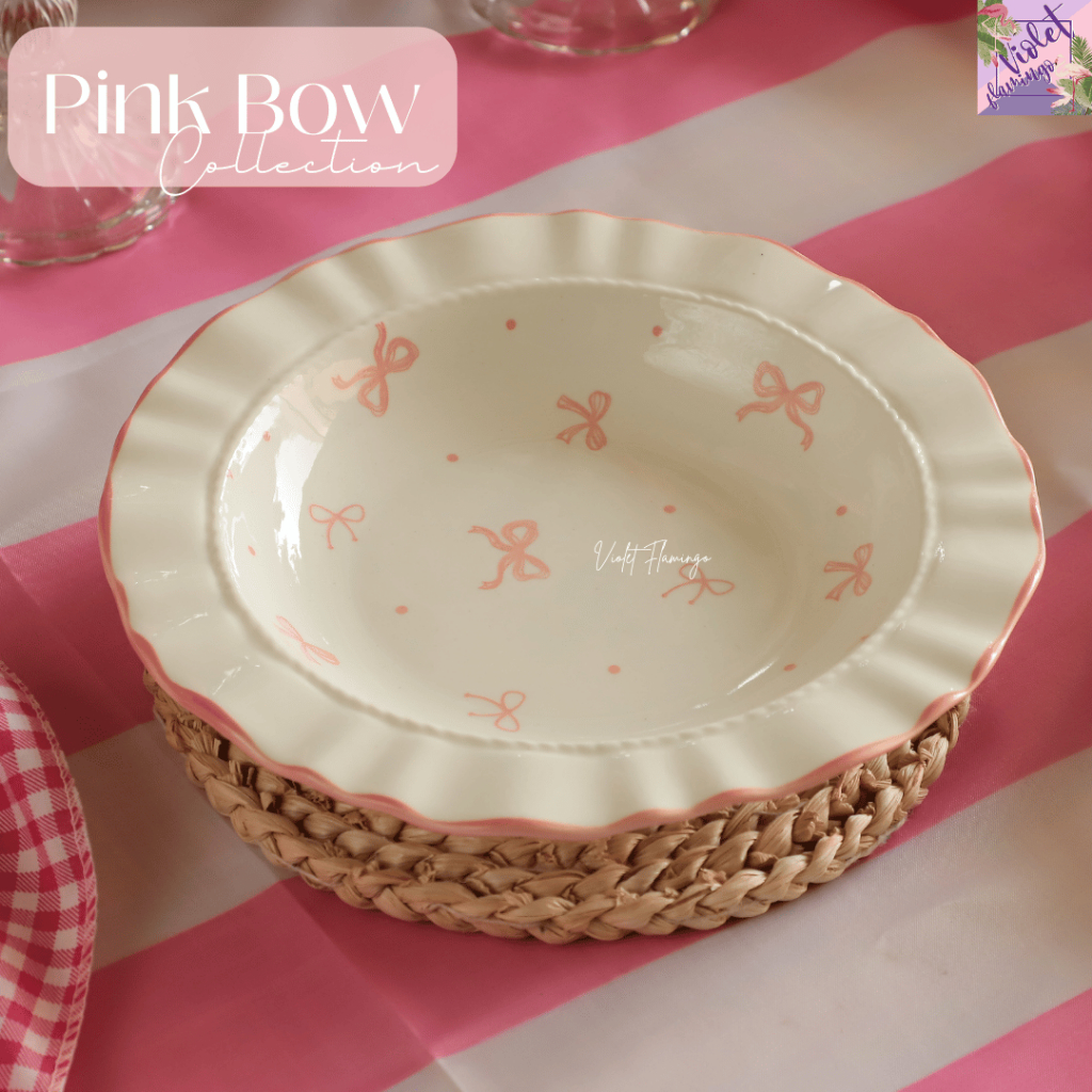 Violet Flamingo จานเซรามิครุ่น Pink Bow จานก้นลึกลายโบว์สีชมพูสุดคิ้วท์ เข้าไมโครเวฟได้ จานขนาด 8.5 นิ้ว